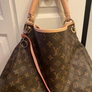 Designer inspired large capacity handbag . Hardly used in excellent condition!